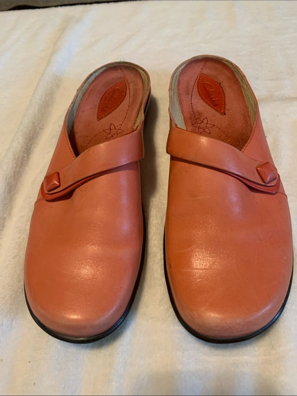 Clarks Leather Coral Color Slip-On Clogs Women’s size 7 1/2 Comfortable & Cute